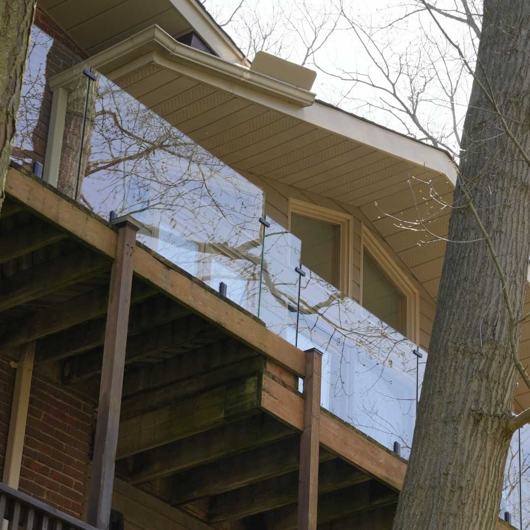 Glass railing around an outdoor living patio